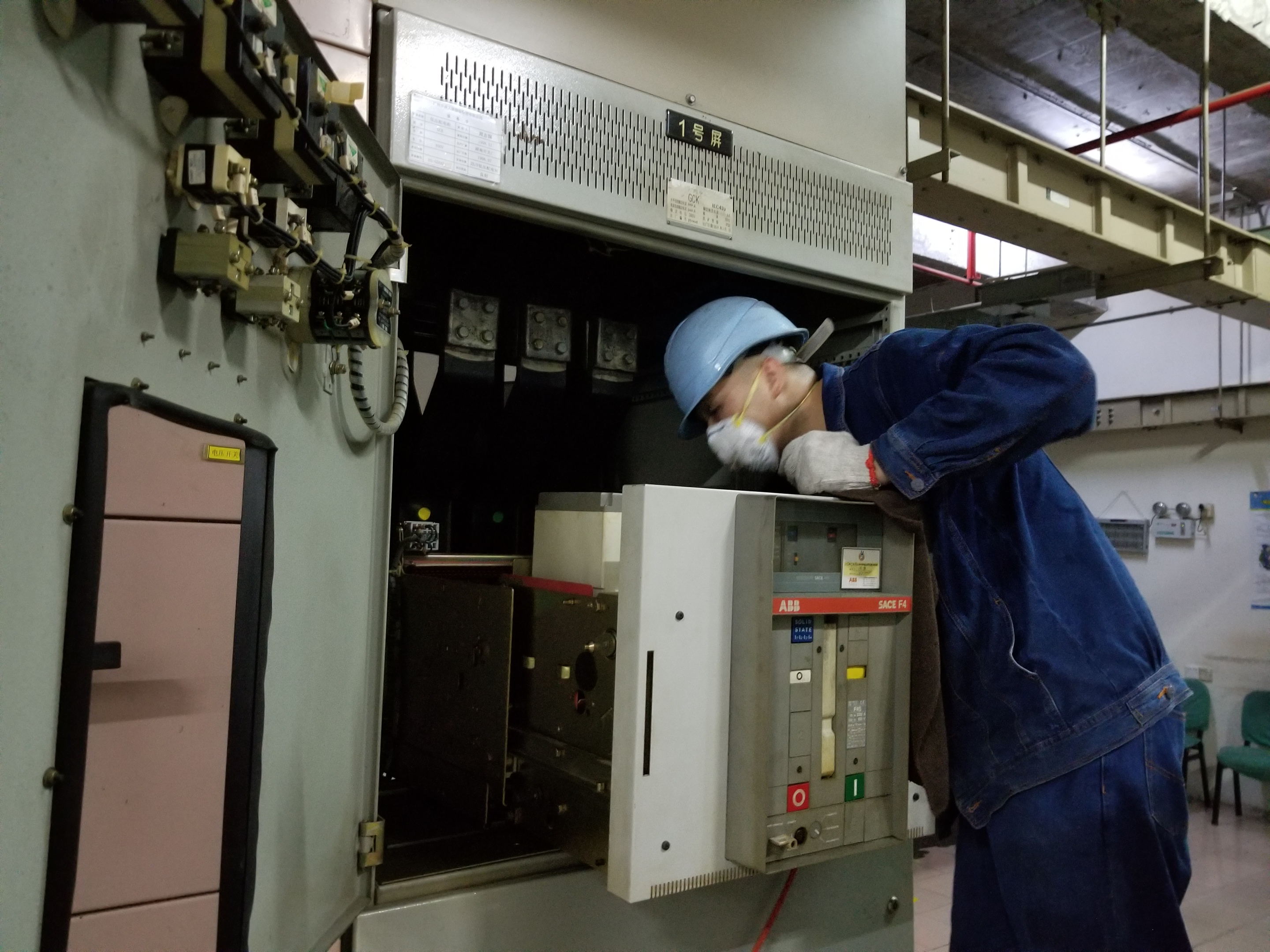 為保障用電安全，廣州華盛大廈進(jìn)行配電房維保工作